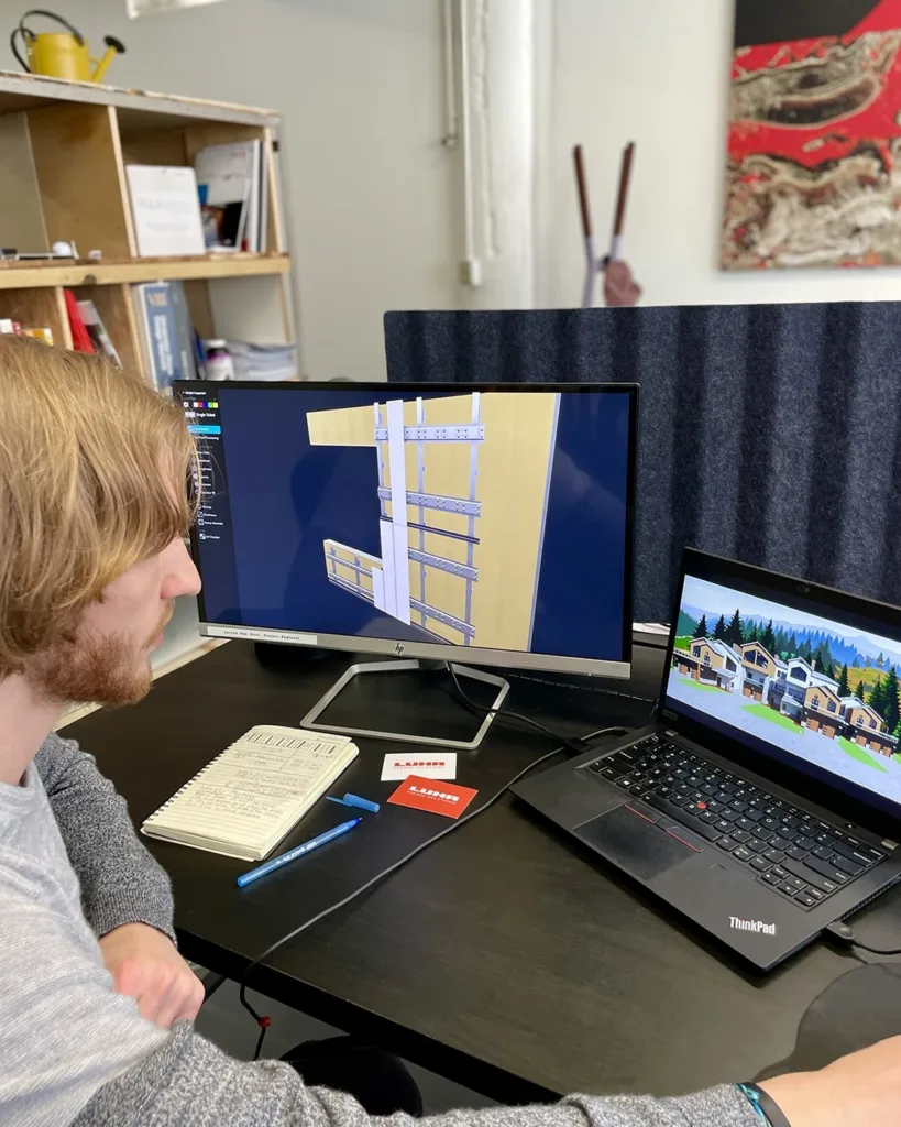 Jarred VanHorn, estudiante del programa de mano de obra y arquitectura, trabajando en un modelo 3D para LUHA Build. 