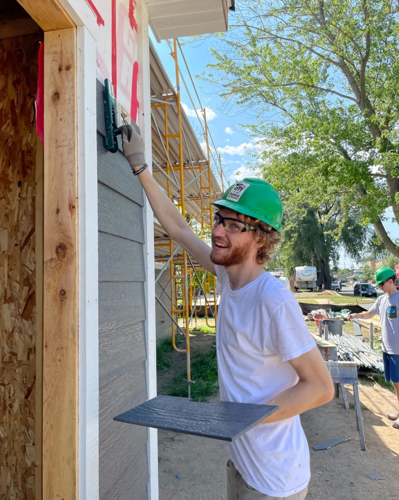 Jarred VanHorn, becario del programa de mano de obra y arquitectura, trabajando en un proyecto con LUHA Build.